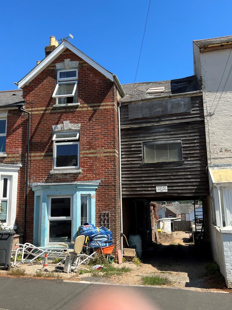 Lot: 118 - HOUSE FOR IMPROVEMENT AND ATTACHED TWO STOREY WORKSHOP WITH POTENTIAL -